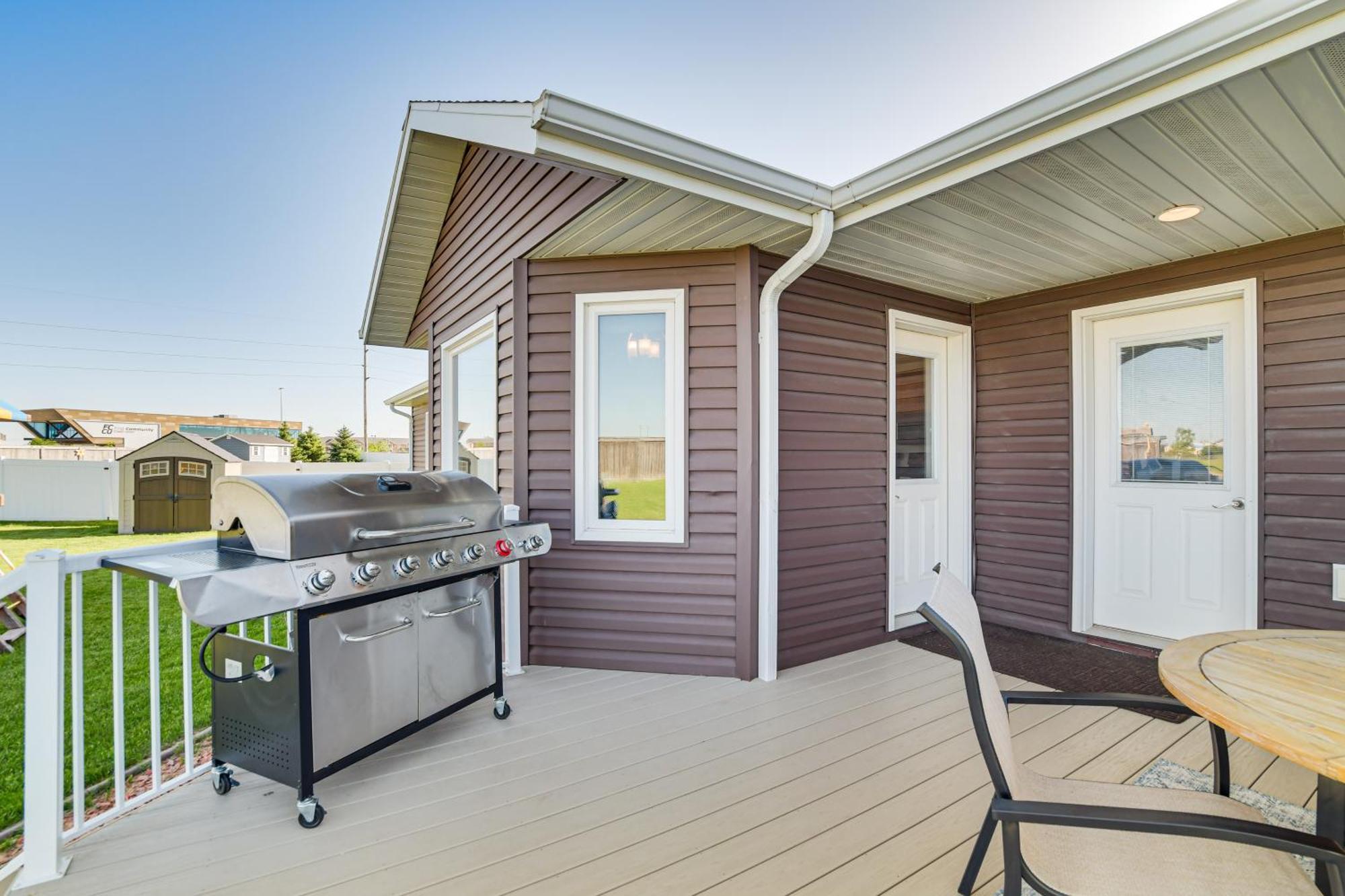 Spacious Fargo Family Home With Fenced Backyard! Exterior photo