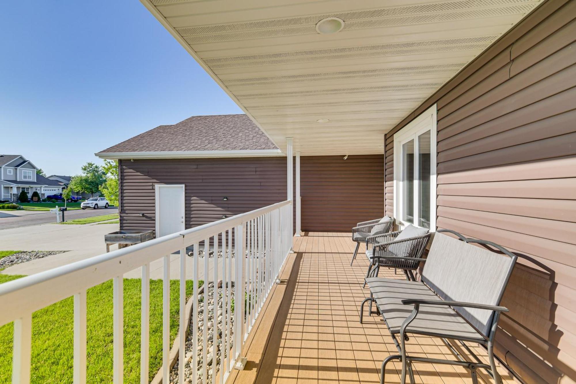 Spacious Fargo Family Home With Fenced Backyard! Exterior photo