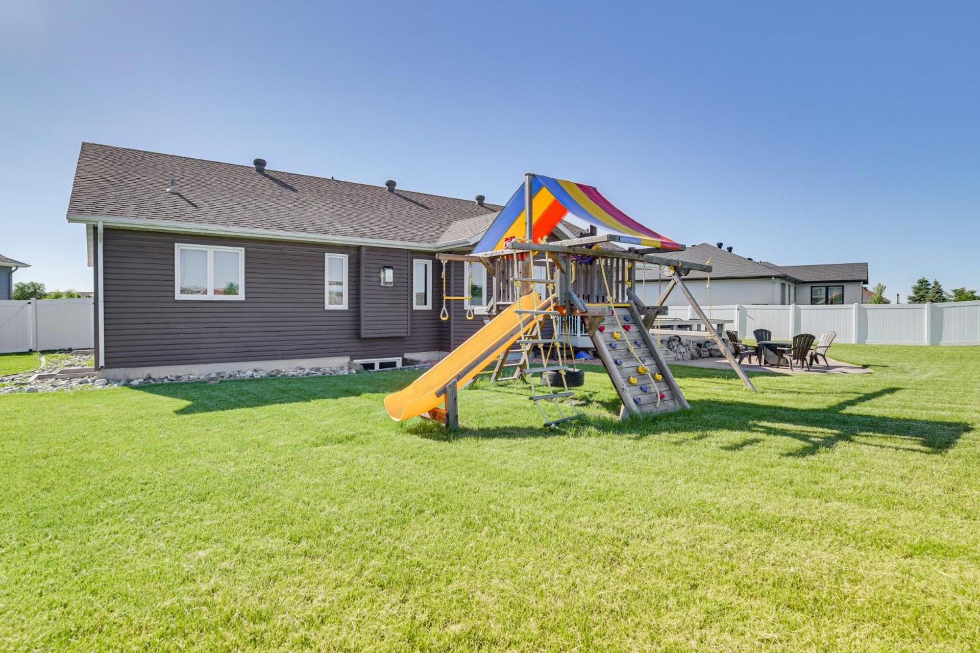 Spacious Fargo Family Home With Fenced Backyard! Exterior photo