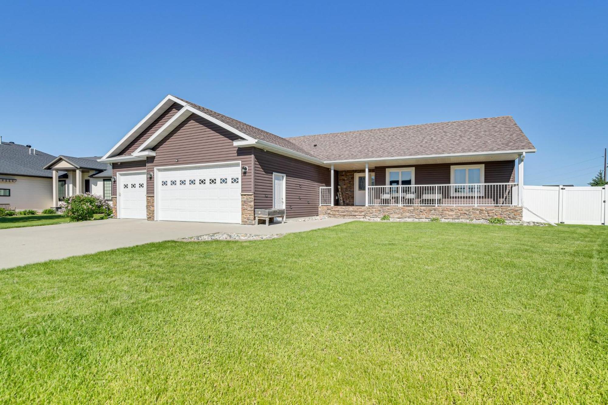 Spacious Fargo Family Home With Fenced Backyard! Exterior photo