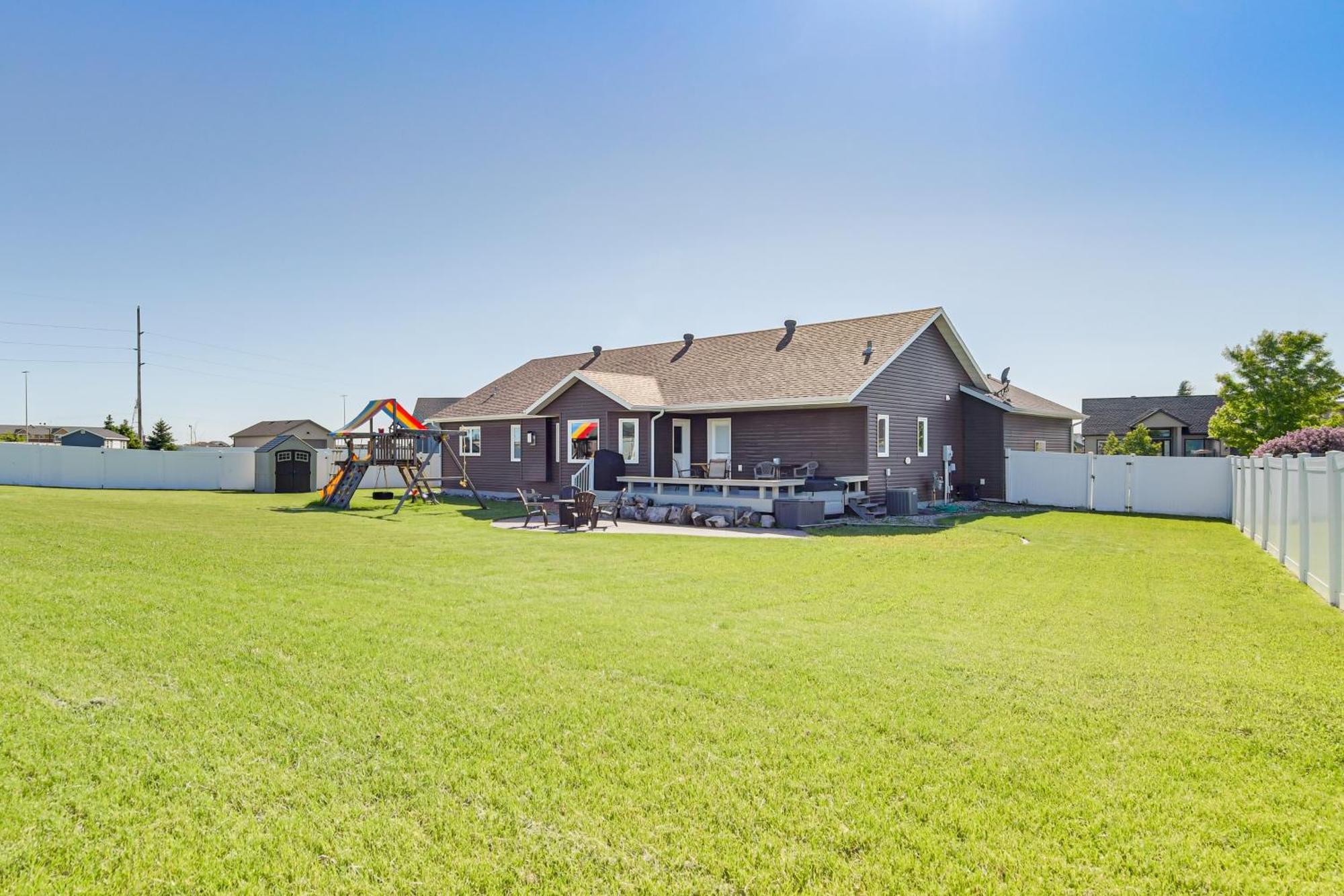 Spacious Fargo Family Home With Fenced Backyard! Exterior photo