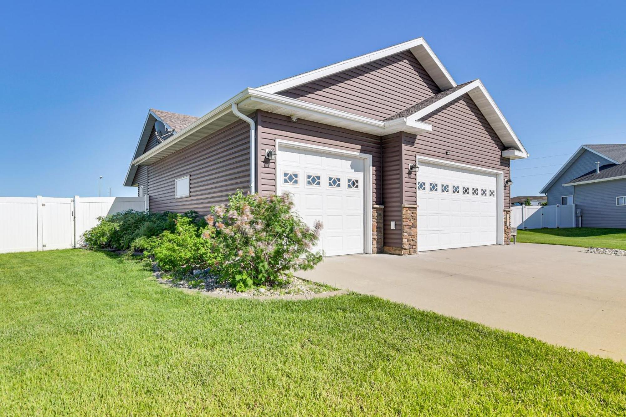 Spacious Fargo Family Home With Fenced Backyard! Exterior photo